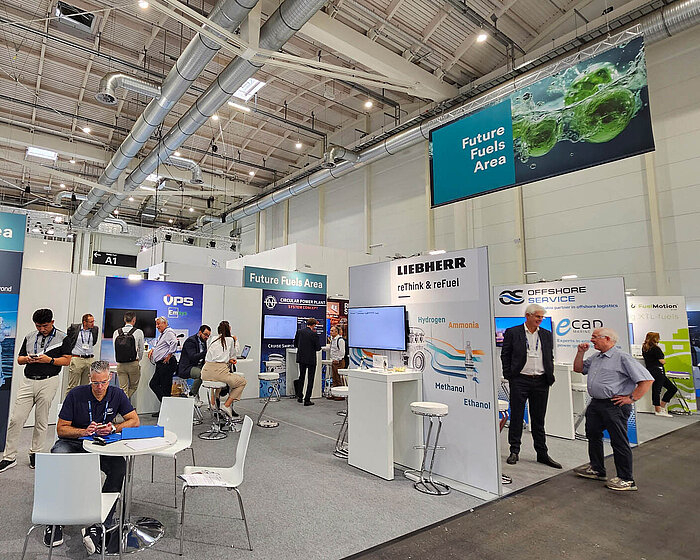 Future Fuels Area Messestand mit vielen Besuchenden