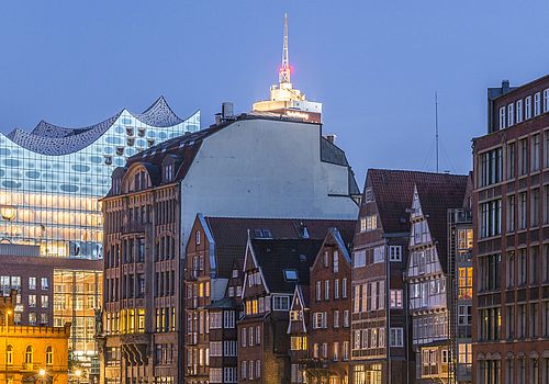 Hamburg Altstadt im Hintergrund die Elbphilaharmonie am Abend 