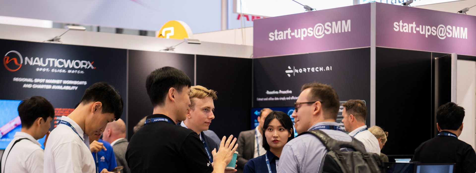 junge Messebesucher auf dem Startup Stand