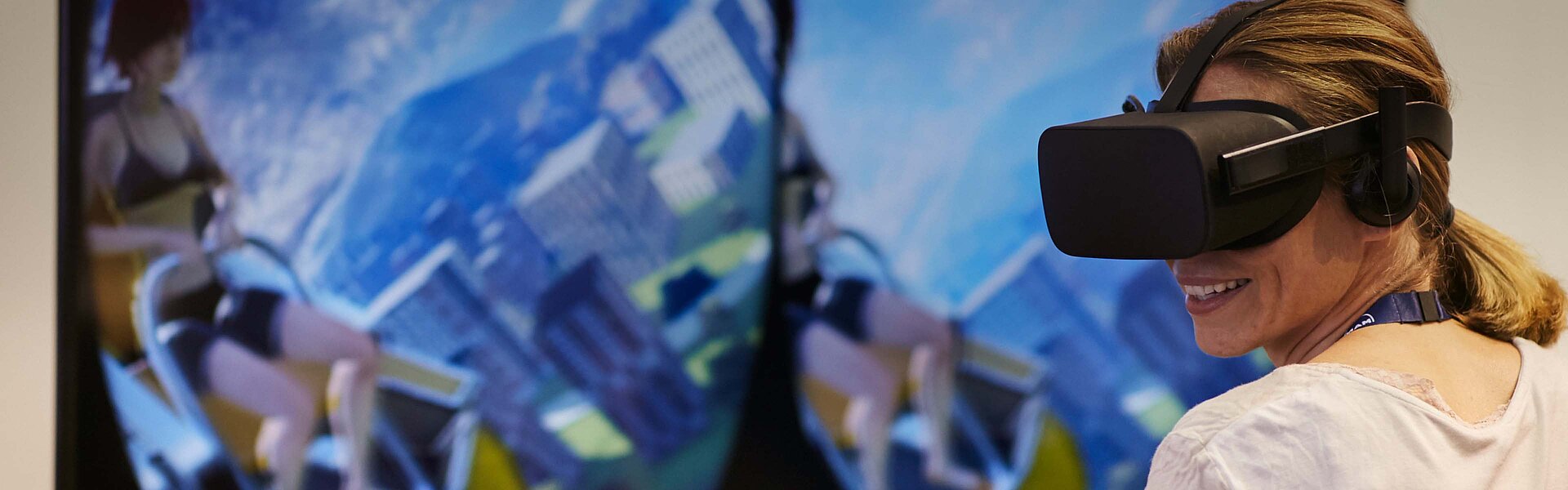 Eine lächelnde Frau, die ein VR-Headset trägt.
