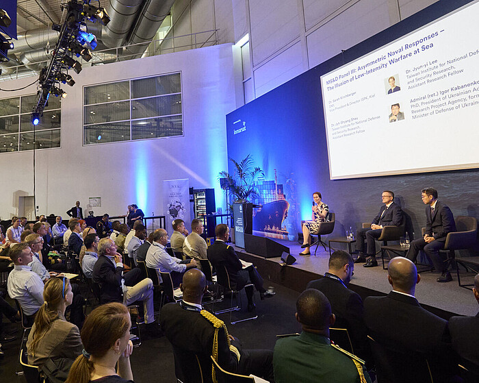 Aufnahme von der Digital & Security Stage (B6) der MS&D-Konferenz der SMM 2024, mit einem Panel auf der Bühne und dem Publikum, das aufmerksam zuhört.