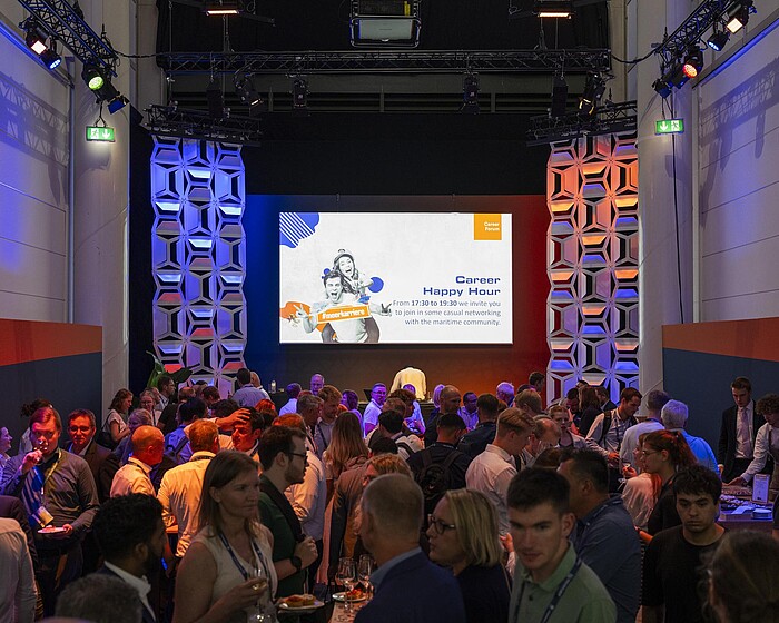 Happy Hour im Career Forum. Viele Menschen sind zu sehen. 