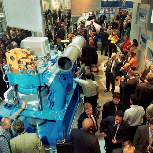 Ein Messestand von Wärtsilä, aus der Vogelperspektive fotografiert, mit vielen Besuchern