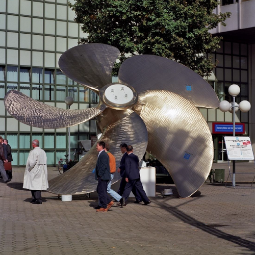 Eine riesige Turbine als Ausstellungsstück