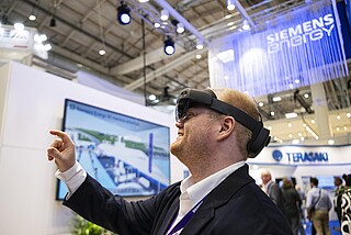 Ein Mann mit einer Augmented Reality - Brille.