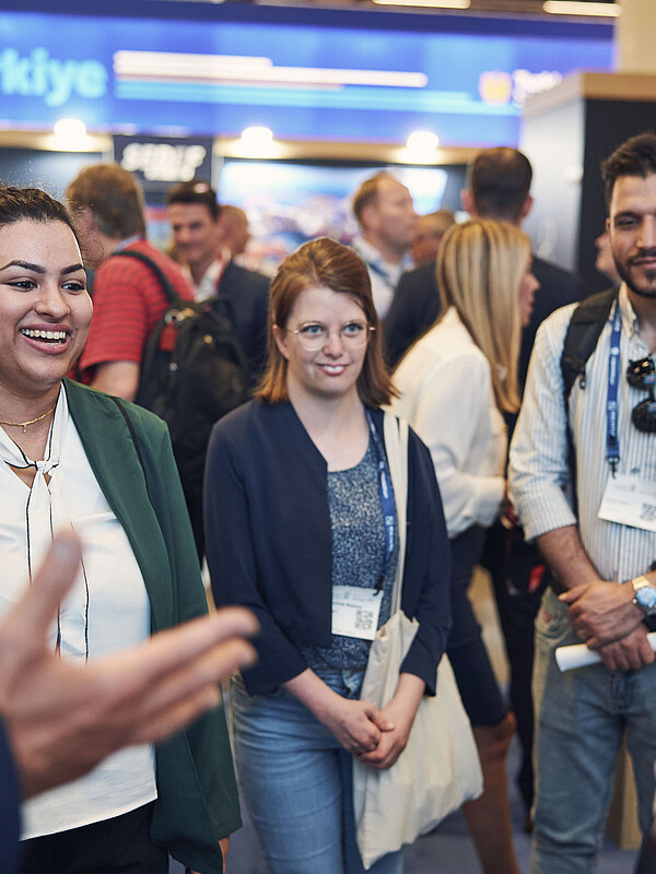 Besuchende unterhalten sich mit Ausstellenden.