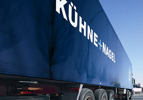 LKW mit der Aufschrift "Kühne und Nagel"