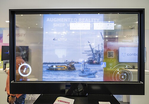 Transparente Radaranzeige als Ausstellungsstück.