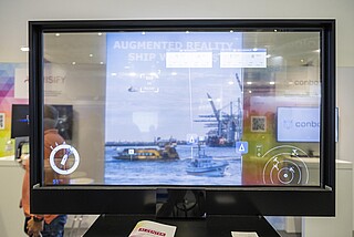 Transparente Radaranzeige als Ausstellungsstück.