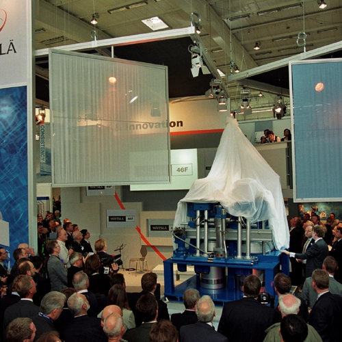 Ein Messestand von Wärtsilä, aus einer erhöhten Perspektive fotografiert, mit vielen Besuchern