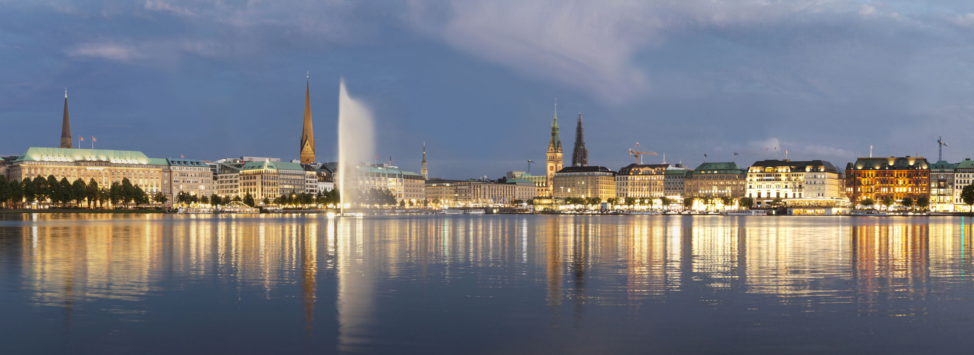 Blick auf die Hamburger Binnenalster mit Alsterfontäne am Abend 